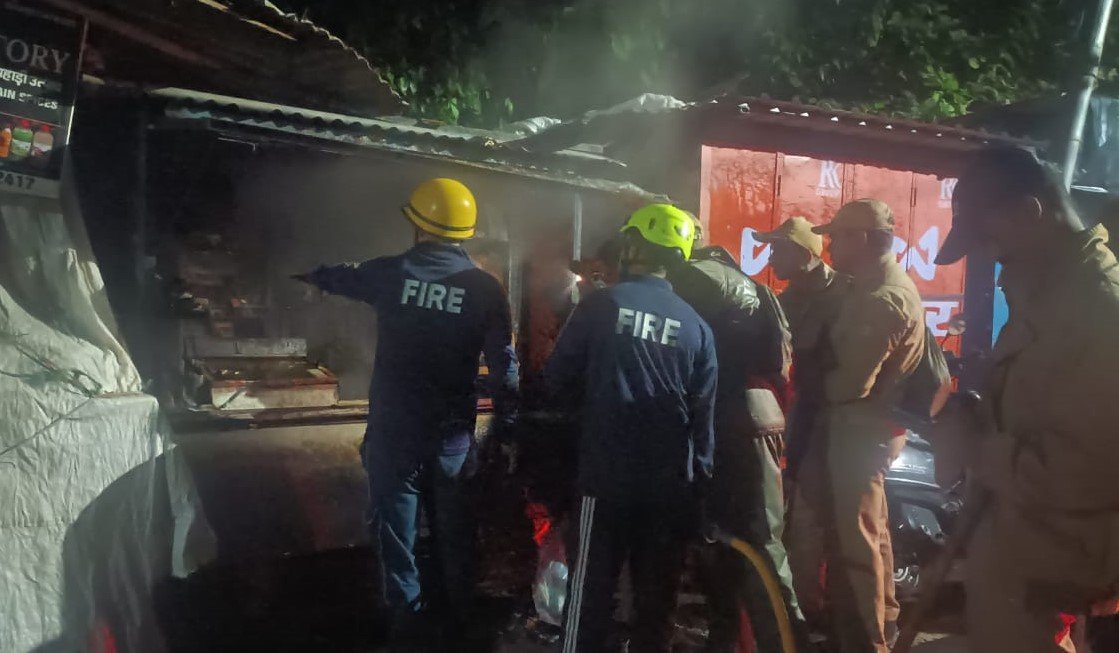 गोपेश्वर में ठेली में लगी आग, फायर सर्विस की तत्परता से बड़ा हादसा होने से बचा