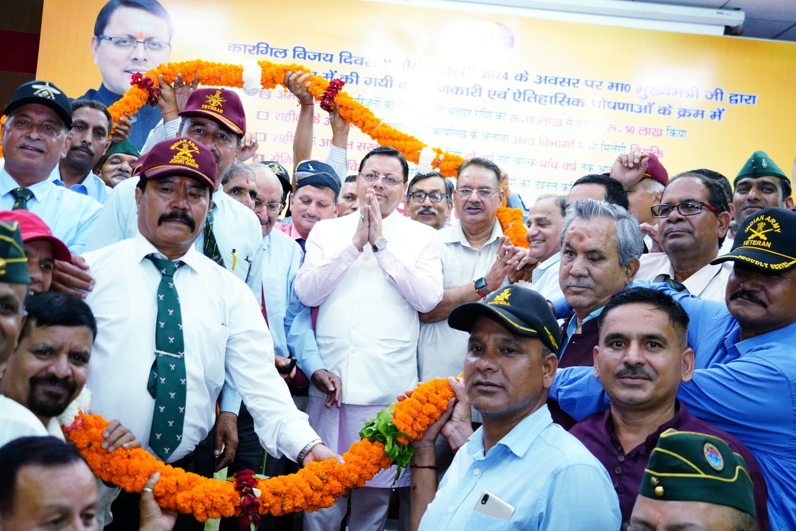 सीएम धामी ने पूर्व सैनिक संगठन द्वारा आयोजित आभार एवं संवाद कार्यक्रम में किया प्रतिभाग, वीरांगनाओं ने मुख्यमंत्री तथा सीएम ने वीरांगनाओं को किया सम्मानित