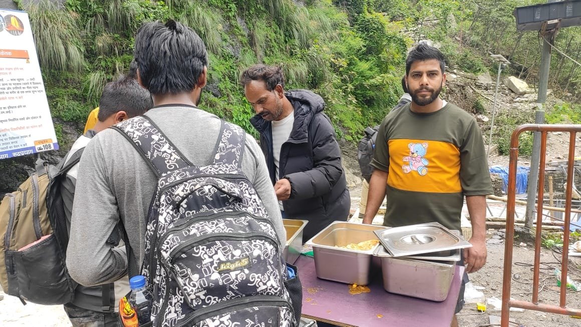 मुख्यमंत्री धामी के निर्देशानुसार रेस्क्यू के साथ राहत एवं उपचार कार्य जारी, 18 हजार फूड पैकेट्स, 35 हजार पानी की बोतलें वितरित