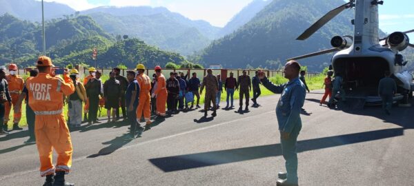 केदारघाटी में रेस्क्यू अभियान सोमवार को भी जारी, मुख्यमंत्री पुष्कर सिंह धामी स्वयं ले रहे रेस्क्यू एवं सर्च अभियान के पल-पल की जानकारी, चिनूक और एमआई से आज सुबह 133 से लोग अब तक एयरलिफ्ट