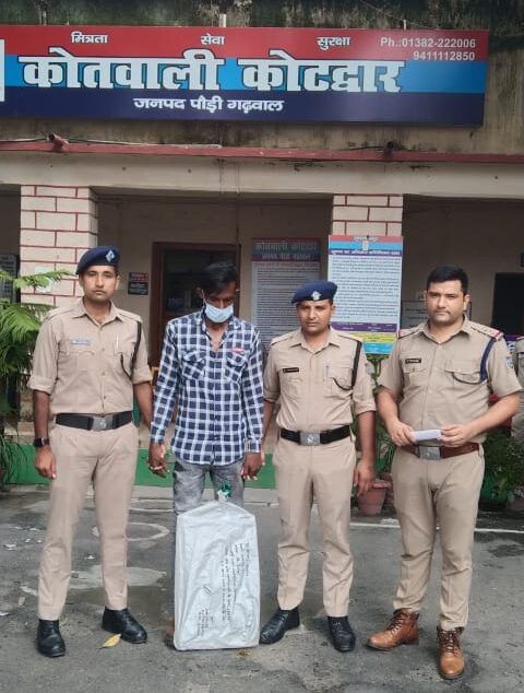 कोटद्वार पुलिस ने होटल में चोरी करने वाले शातिर चोर को किया गिरफ्तार