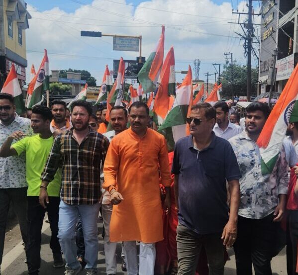 भारतीय जनता पार्टी व युवा मोर्चा ने कोटद्वार में भव्य तिरंगा यात्रा का किया आयोजन