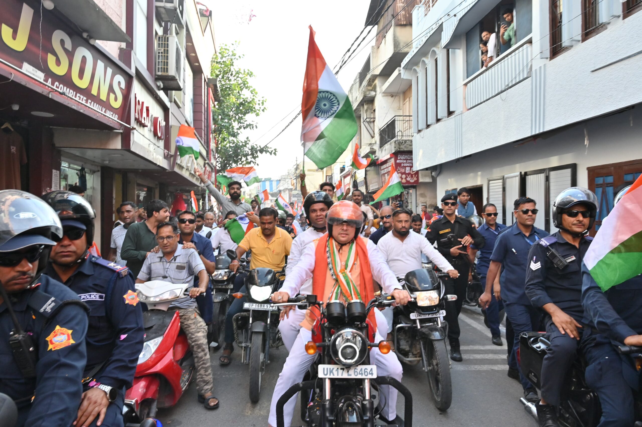 तिरंगा बाइक रैली में शामिल हुए मुख्यमंत्री पुष्कर सिंह धामी, रुड़की में नेहरू स्टेडियम से शताब्दी द्वार आईआईटी तक संचालित हुई तिरंगा बाइक रैली