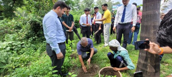 आईएचएमएस प्रबंधन और छात्र-छात्राओ ने पर्यावरण संरक्षण के लिए रोपे 150 पौधे, पर्यावरण संरक्षण का लिया संकल्‍प