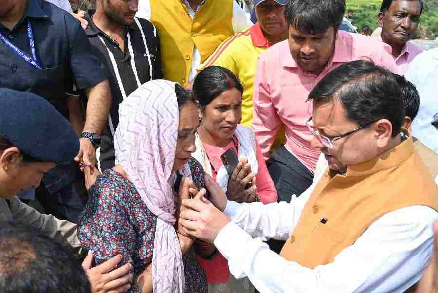 मुख्यमंत्री धामी ने जनपद टिहरी क्षेत्रांतर्गत घुत्तू-पंजा-देवलिंग टिहरी पहुंचकर आपदा प्रभावित क्षेत्र में चल रहे राहत एवं बचाव कार्यों का किया स्थलीय निरीक्षण