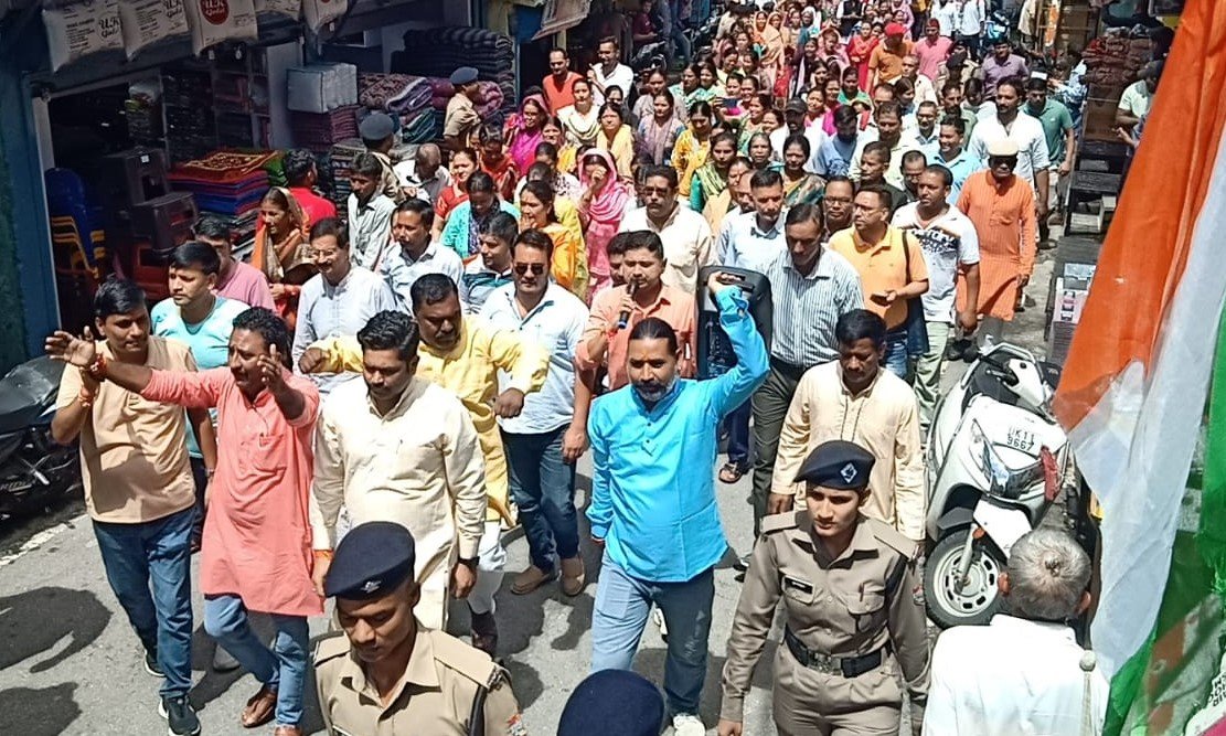 नाबालिग किशोरी से छेड़खानी के विरोध में भारी पुलिस के बीच सामाजिक संगठनों ने किया प्रदर्शन