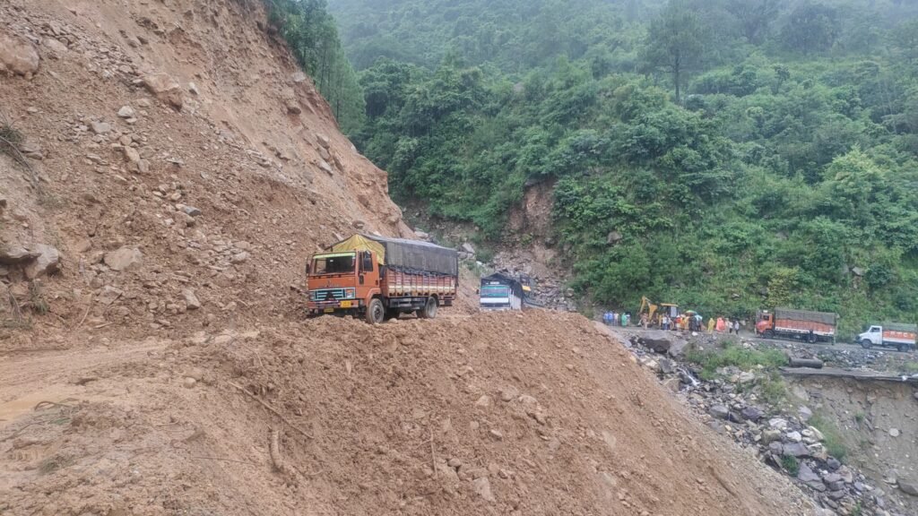 चमोली : बदरीनाथ हाइवे का बंद व खुलने का सिलसिला जारी, मार्ग को खोलने के लिए प्रशासन जुटा