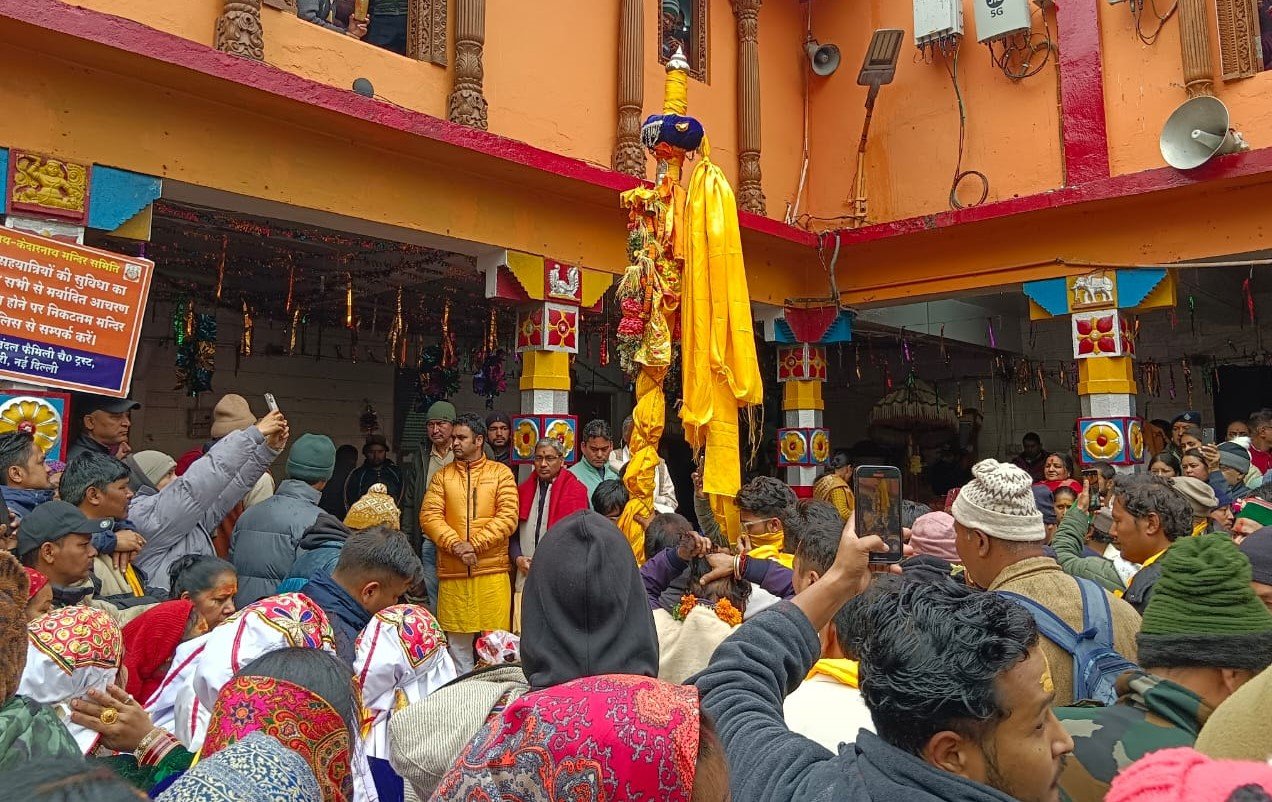 भगवान बदरीविशाल को माता मूर्ति आने का न्यौता देने पहुंचे माणा गांव से बदरीनाथ मंदिर पहुंचे घंटाकर्ण महाराज