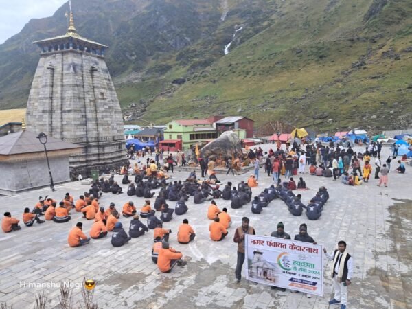 श्री केदारनाथ धाम में मानव श्रृंखला बना कर दिया स्वच्छता का संदेश, ‘स्वच्छता ही सेवा’ पखवाड़े के अंतर्गत आयोजित किया विशेष अभियान