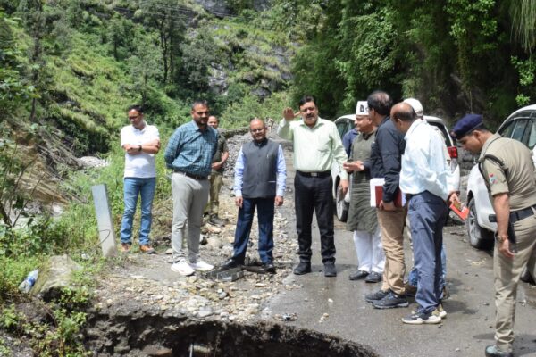 मुख्यमंत्री पुष्कर धामी ने केदार घाटी के लिए जारी किए 30 करोड़, यात्रा मार्ग पर और पुख्ता होंगें श्रद्धालुओं की सुरक्षा के इंतजाम, डेंजर जोन हेलमेट पहनकर पार करेंगे श्रद्धालु