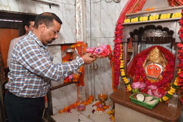 डीएम कर्मेंद्र सिंह ने चंडी देवी मन्दिर में की पूजा अर्चना, भूस्खलन संभावित क्षेत्र का किया स्थलीय निरीक्षण, दिए निर्देश