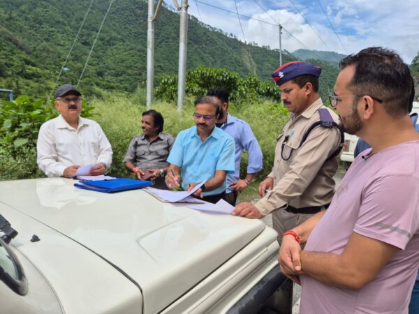 डीएम संदीप तिवारी के निर्देश पर चारधाम यात्रा मार्ग पर वाहनों की जांच के लिए चलाया विशेष अभियान, यातायात नियमों के उल्लंघन पर महज 24 घंटे में 62 वाहनों का हुआ चालान, एक वाहन सीज