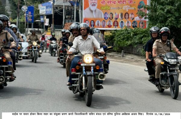 बाइक पर सवार होकर शहर की यातायात व्यवस्था का हाल जानने निकले डीएम सविन बंसल एवं एसएसपी अजय सिंह, फील्ड में उतरकर कार्य करने की कार्यप्रणाली एवं सख्त एक्शन से दिखने लगा है व्यवस्थाओं में सुधार, अधिकारियों को दिए यह निर्देश