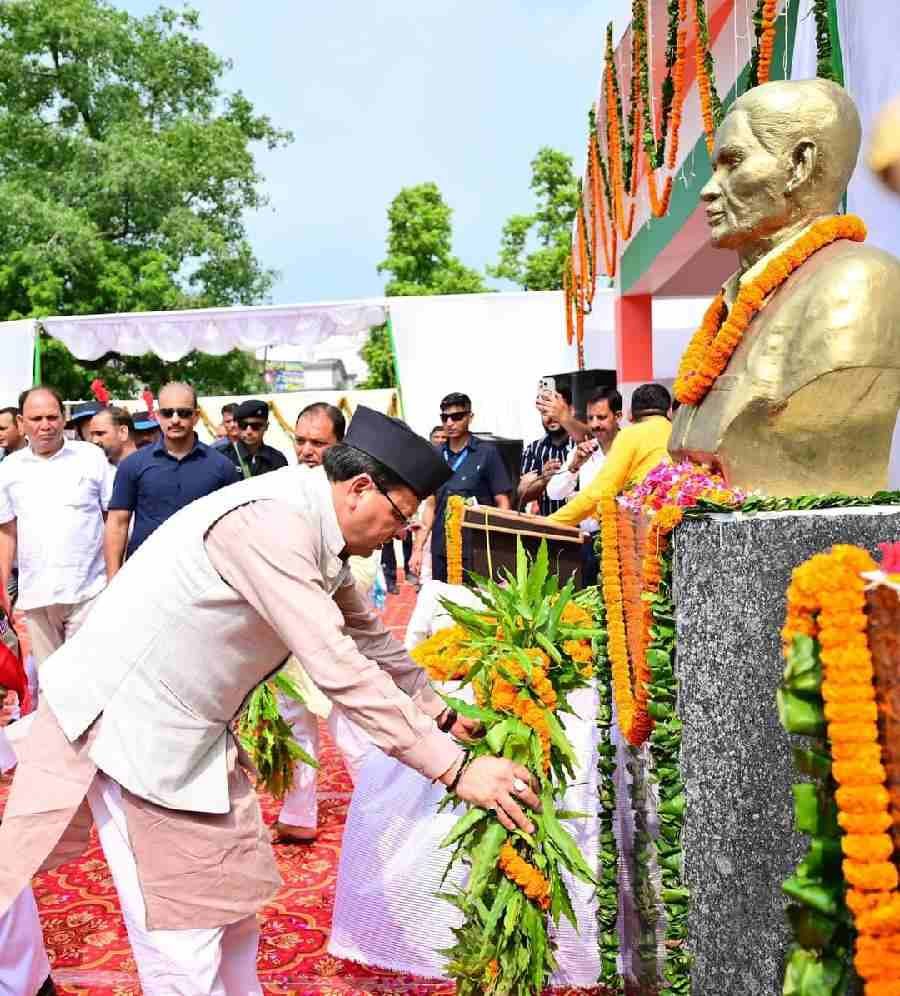 मुख्यमंत्री ने खटीमा स्थित शहीद स्थल पर शहीदों की मूर्तियों पर माल्यार्पण कर दी श्रद्धांजलि, शहीदों के परिजनों को शॉल भेंट कर किया सम्मानित, कहा – राज्य आंदोलनकारियों के सपनो के अनुरूप विकसित उत्तराखंड बनाना हमारा लक्ष्य