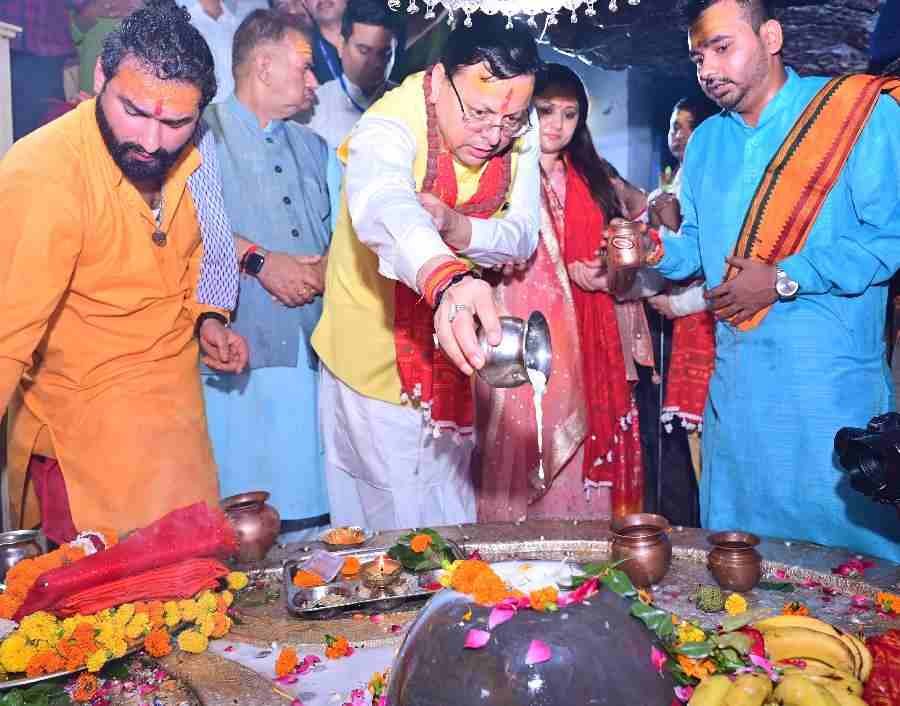 सीएम धामी ने अपने जन्म दिवस पर टपकेश्वर महादेव मंदिर में पूजा-अर्चना कर की प्रदेश की खुशहाली और प्रदेशवासियों की सुख समृद्धि की कामना