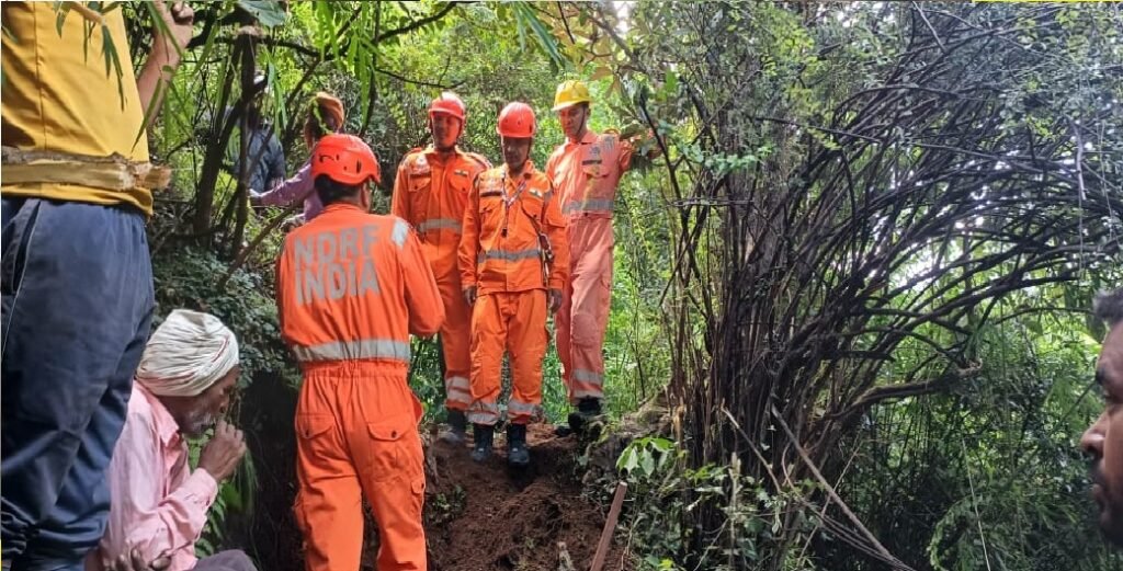 केदारनाथ पैदल मार्ग करीब 15 मीटर पूरी तरह क्षतिग्रस्त, यात्रियों को सुरक्षित निकालने का काम जारी