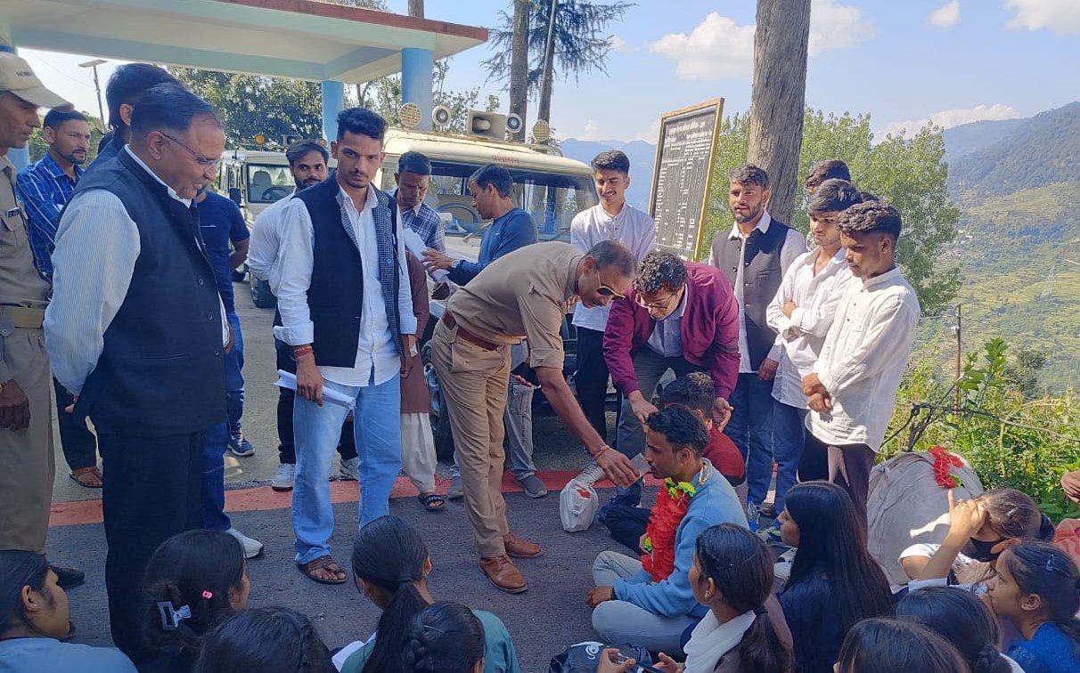 उप जिलाधिकारी पोखरी के आश्वासन के बाद छात्रों का आमरण अनशन हुआ समाप्त