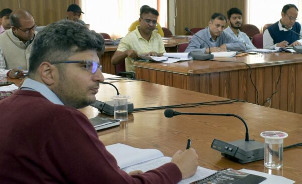 डीएम संदीप तिवारी ने वाइब्रेंट विलेज के विकास योजनाओं के प्रस्तावों की ली समीक्षा बैठक