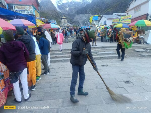 केदारनाथ धाम में नगर पंचायत द्वारा निरंतर की जा रही है बेहतर साफ-सफाई व्यवस्था, व्यापारियों को दुकानों से उत्सर्जित कूड़े की सूचना देने की जा रही है अपील