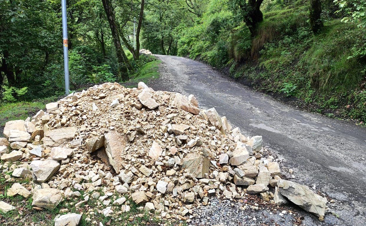 चमोली : देवाल-लोहाजंग-वाण मोटर मार्ग पर सोलिंग कार्य छोड़ा आधा अधूरा