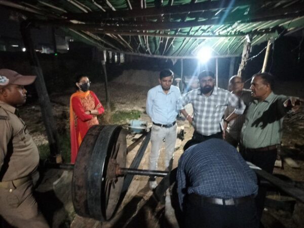 प्रशासन ने गन्ना कोल्हूओं पर की बड़ी कार्रवाही, रबर व प्लास्टिक जलाने पर किये सीज