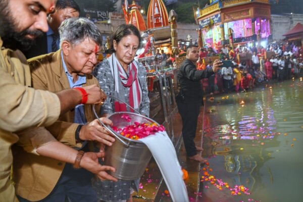 नीति आयोग के उपाध्यक्ष सुमन बेरी ने हरकी पौड़ी पहुंचकर माँ गंगा आरती में प्रतिभाग कर माँ गंगा का किया दुग्धभिषेक, देश की खुशहाली और समृद्धि के लिए की प्रार्थना