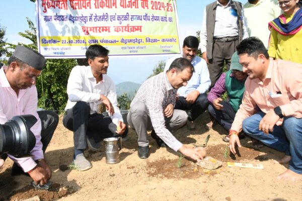 औषधीय एवं सुगन्धित पौधों की खेती कर आर्थिकी मजबूत करें किसान – डीएम आशीष भटगांई