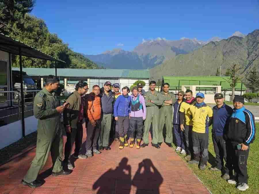 चौखंबा से विदेशी महिला पर्वतारोहियों का तीन दिन बाद सुरक्षित रेस्क्यू , मुख्यमंत्री की सतत निगरानी में चला रेस्क्यू अभियान