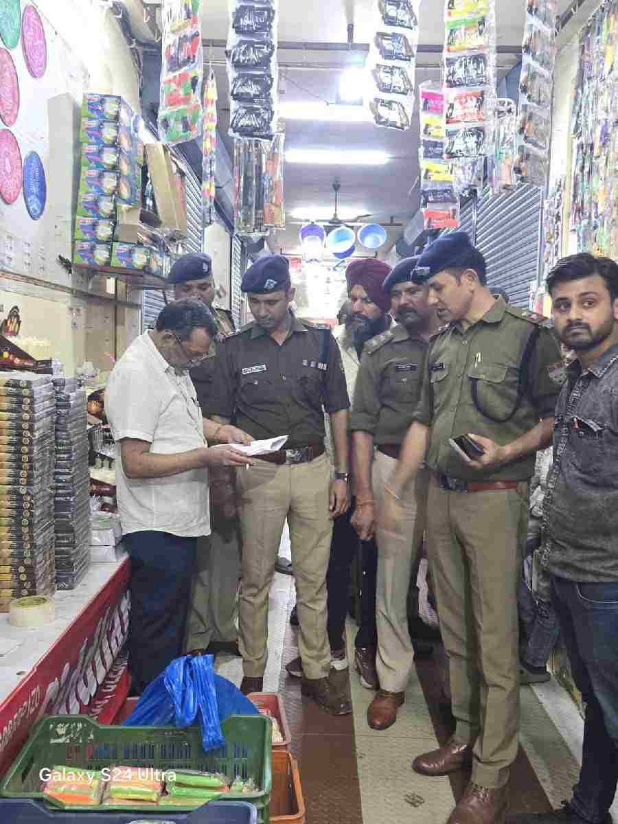 अवैध रूप से पटाखों की बिक्री पर रोक लगाने के लिए दून पुलिस ने चलाया चेकिंग अभियान, अवैध रूप से संचालित 8 दुकानों को कराया बंद