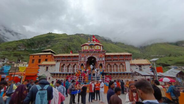 बदरीनाथ धाम की यात्रा के अंतिम दौर में बड़ी संख्या में दर्शनों को पहुंच रहे तीर्थयात्री, 13 लाख से अधिक तीर्थयात्रियों ने किए अब तक भगवान बदरी विशाल के दर्शन