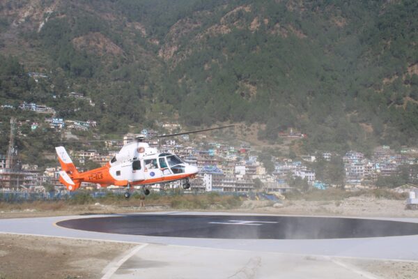 मुख्यमंत्री पुष्कर सिंह धामी ने सहस्त्रधारा हेलीपैड से जोशियाड़ा हेलीपैड के लिए हेली सेवा का शुभारंभ, पहली उड़ान का आगमन होते ही हेलीपैड पर पुष्पवर्षा कर लोगों ने हर्षोंल्लास किया व्यक्त