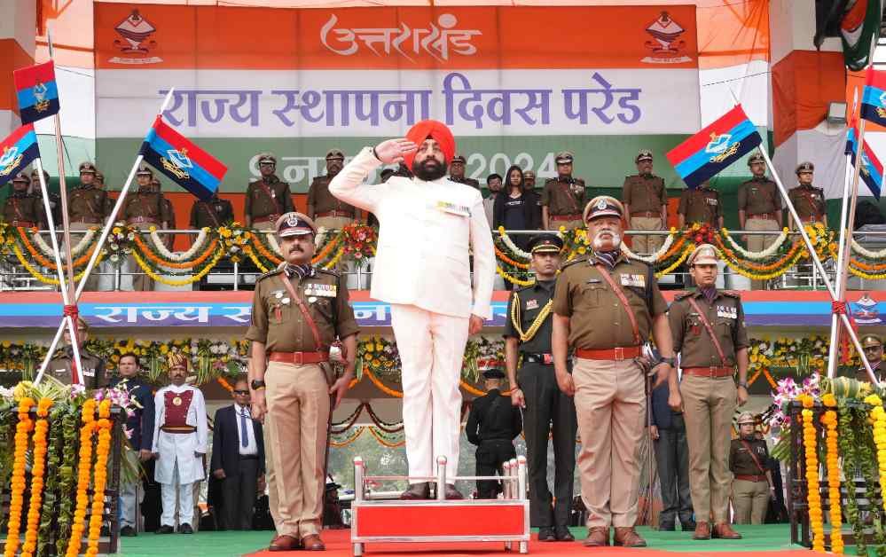 राज्य स्थापना दिवस के अवसर पुलिस लाइन में राज्यपाल ने रैतिक परेड का निरीक्षण कर सलामी ली