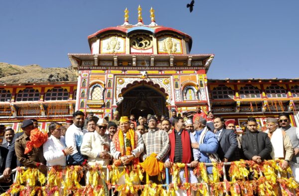 श्री बदरीनाथ धाम के कपाट बंद की प्रक्रिया शुरू, पंच पूजा के‌ पहले दिन श्री गणेश मंदिर के कपाट बंद, मुख्यमंत्री पुष्कर सिंह धामी ने पंच पूजा में शामिल होकर भगवान बदरीविशाल के किये दर्शन 