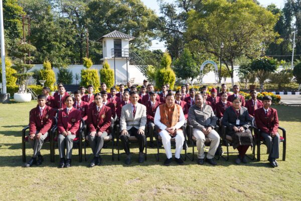 मुख्यमंत्री पुष्कर सिंह धामी से सैनिक स्कूल घोड़ाखाल से शैक्षिक भ्रमण के लिए आये विद्यार्थियों ने की भेंट