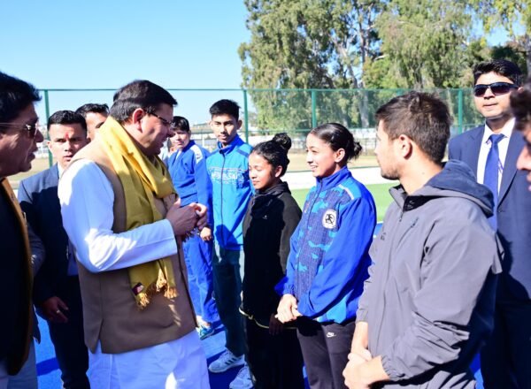 मुख्यमंत्री पुष्कर सिंह धामी ने पवेलियन मैदान में चल रहे लॉन बाल कैंप का किया निरीक्षण