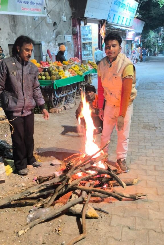 डीएम डॉ. आशीष चौहान के निर्देश पर की गई जिले के समस्त नगर निकायों के सार्वजनिक स्थानों में अलाव व बेसहारा लोगों को रैन बसेरों की व्यवस्था