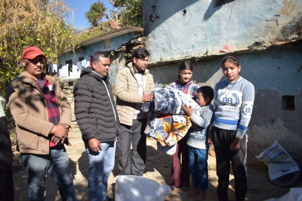 मुख्यमंत्री पुष्कर सिंह धामी ने माता-पिता का साया खोने वाले खैनुरी के तीन अनाथ बच्चों की मदद को बढ़ाया हाथ, अनाथ बच्चों के घर पहुंचाई भरण-पोषण की आवश्यक वस्तुएं और सामग्री