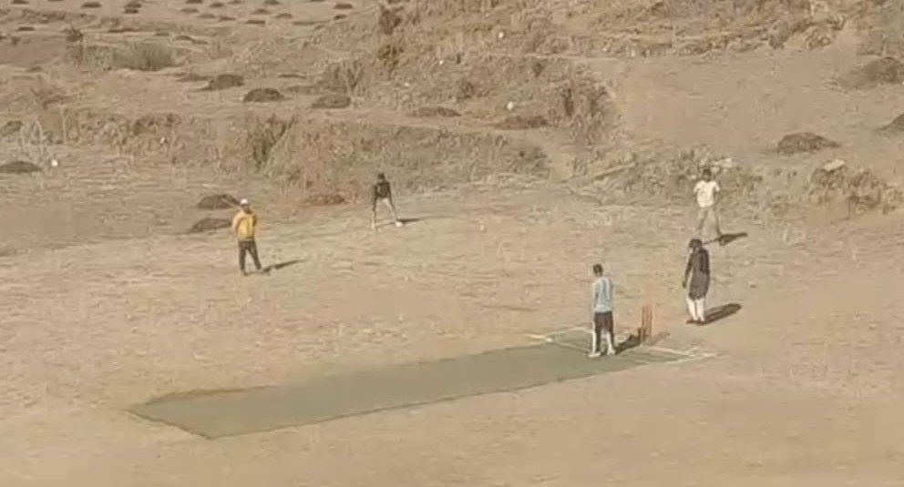 देवाल के खेल मैदान के पास कूड़ा रिसाईकिलिंग प्लांट न लगाये जाने की डीएम से लगाई गुहार
