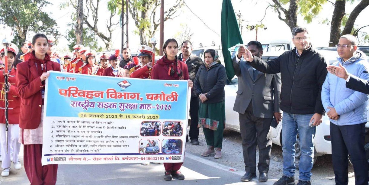 सड़क सुरक्षा माह के तहत छात्रों ने निकाली जागरूकता रैली, डीएम संदीप तिवारी ने हरी झंडी दिखाकर रैली को किया रवाना