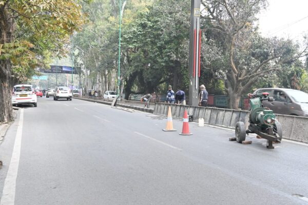 डीएम सविन बंसल के निर्देशन पर सड़क सुरक्षा व सुधारीकरण कार्य युद्धस्तर पर जारी, डिवाइडर बनने से अनियमित क्रॉस करते समय होने वाली दुर्घटनाओं पर लगेगी लगाम 