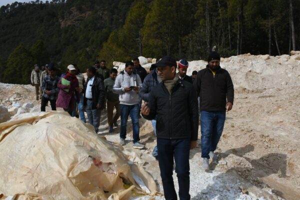 डीएम आशीष भटगांई ने विकास खण्ड कपकोट के रीमा खनन क्षेत्रों का किया दौरा, कई खड़िया खुदानों का स्थलीय निरीक्षण कर उनके मानकों की पड़ताल की