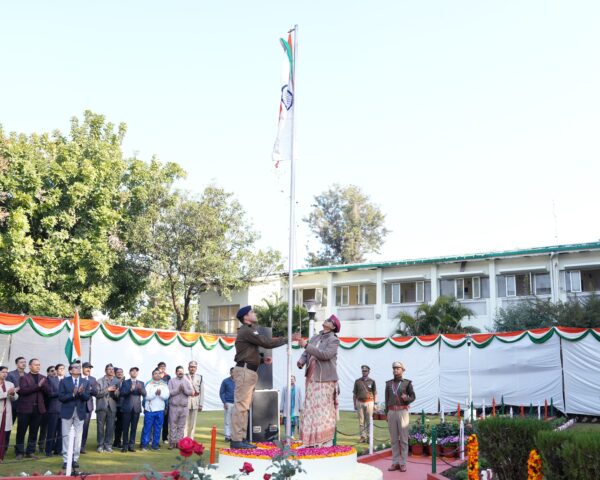 मुख्य सचिव राधा रतूड़ी ने गणतंत्र दिवस के अवसर पर सचिवालय में राष्ट्रीय ध्वज फहराया 