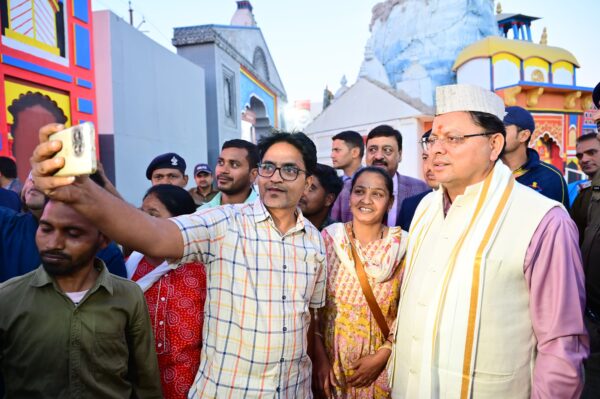 मुख्यमंत्री पुष्कर सिंह धामी ने उत्तराखण्ड मंडपम प्रयागराज में आयोजित भजन संध्या सम्मिलित होकर बड़ी संख्या में श्रद्धालुओं से की भेंट