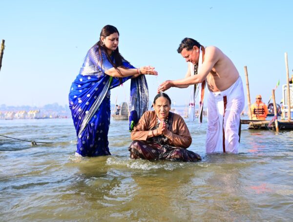 प्रयागराज महाकुंभ में उत्तराखंड के मुख्यमंत्री पुष्कर सिंह धामी ने लगाई पवित्र डुबकी, अनोखे रूप में दिखी सनातन संस्कृति के प्रति उनकी आस्था 