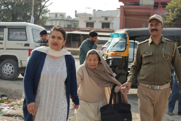 डीएम सविन बसंल ने 97 वर्षीय वृद्ध महिला को सम्पति पर कब्जा दिलाकर, आम जनमानस में सरकार पर भरोसा रखने का दिया सन्देश