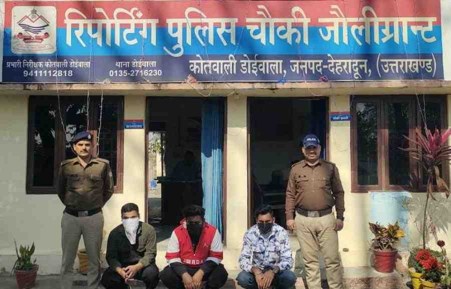 सार्वजनिक स्थान पर दबंगई दिखाने वालों को दून पुलिस लायी घुटनो पर, सभी अभियुक्तों को हिरासत में लेकर उनके विरुद्ध की वैधानिक कार्यवाही