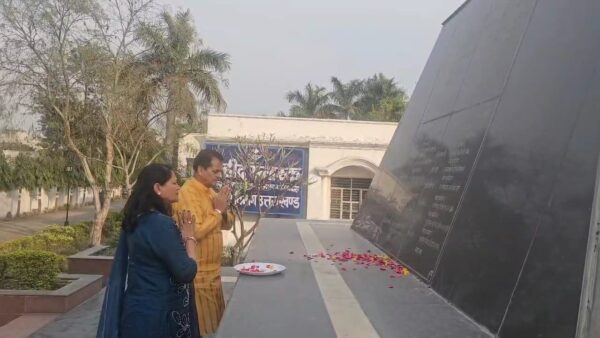 कैबिनेट मंत्री डॉ. प्रेमचंद अग्रवाल अपनी धर्मपत्नी के साथ पहुंचे मुजफ्फरनगर के रामपुर तिराहा में बने उत्तराखंड शहीद स्मारक, शहीदों को पुष्पांजलि अर्पित की