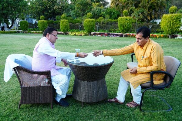 कैबिनेट मंत्री प्रेमचंद्र अग्रवाल ने मुख्यमंत्री पुष्कर सिंह धामी से भेंट कर मंत्री पद से अपना इस्तीफा सौंपा