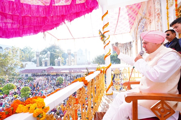 श्री दरबार साहिब एवं श्री झण्डा साहिब में चला दर्शनों व मनौतियों का क्रम, श्री दरबार साहिब के सज्जादे गद्दी नशीन श्रीमहंत देवेन्द्र दास जी महाराज ने संगतों को दिए दर्शन व आशीर्वाद