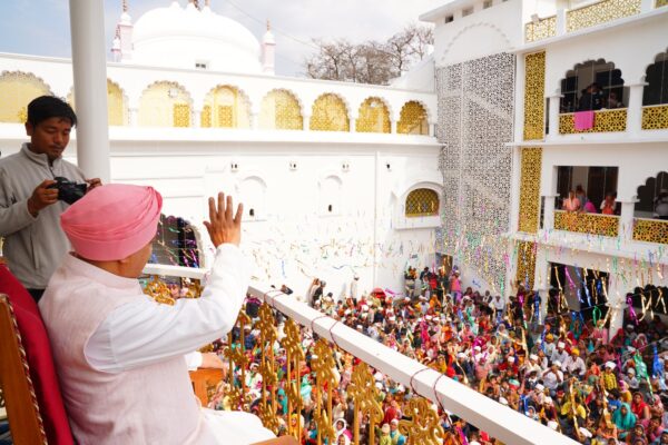 90 फीट ऊंचे नए ध्वजदण्ड को कंधों पर उठाकर श्री दरबार साहिब पहुंची संगतें, श्री गुरु राम राय जी महाराज व श्रीमहंत देवेन्द्र दास जी महाराज के जयकारों से निहाल हुई संगतें